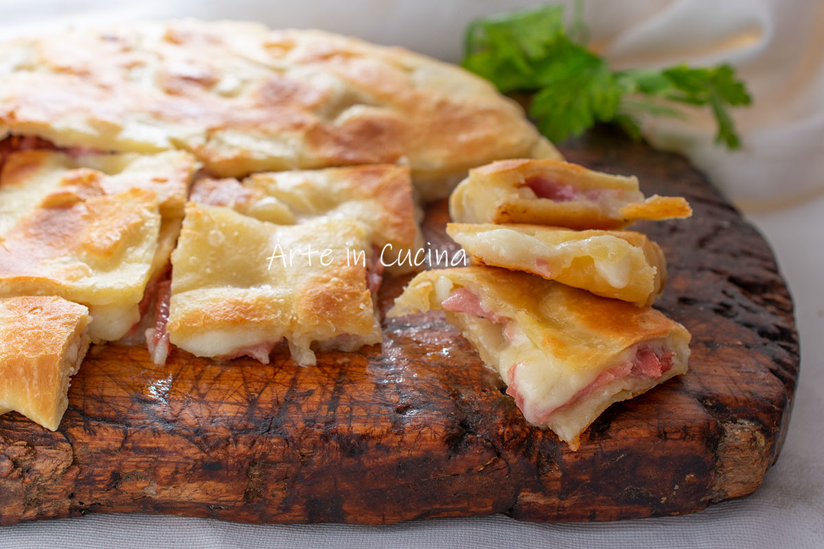 Rustikale in der Pfanne mit Speck und Provola