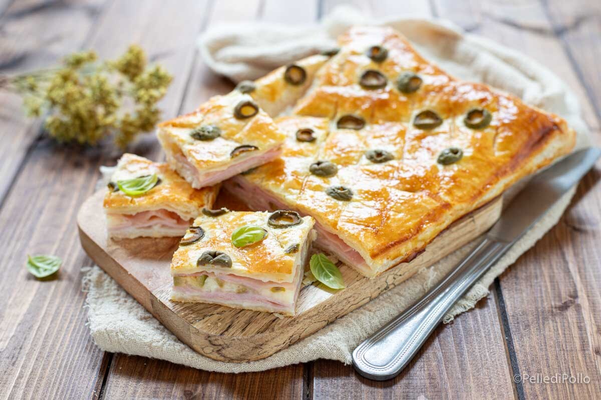 Blätterteig-Rustico mit Schinken und Oliven
