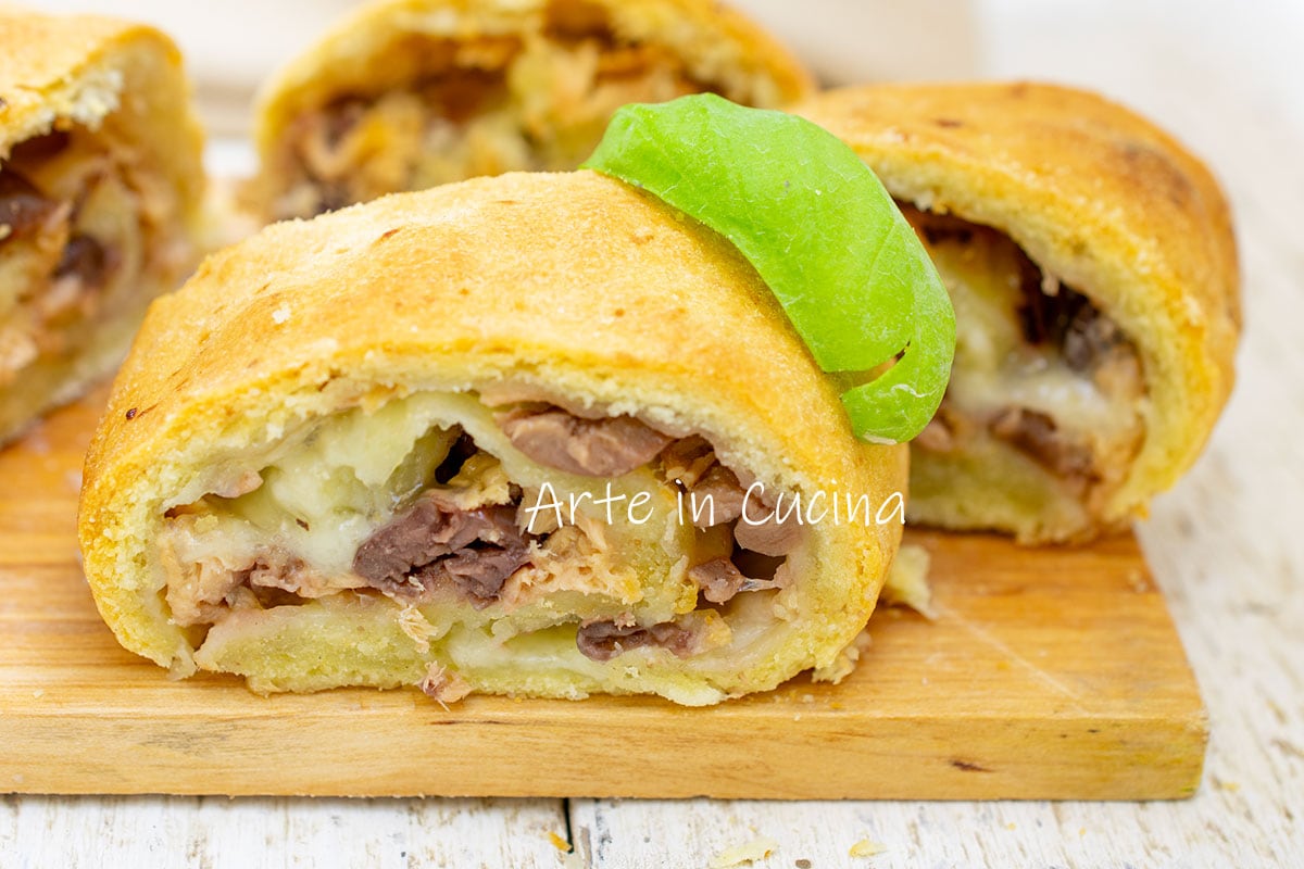 RUSTIKALE ROLLE mit Thunfisch und Oliven