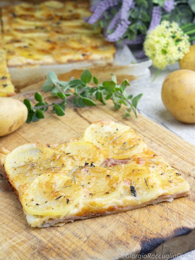 rustikaler Kuchen mit Kartoffeln und Speck