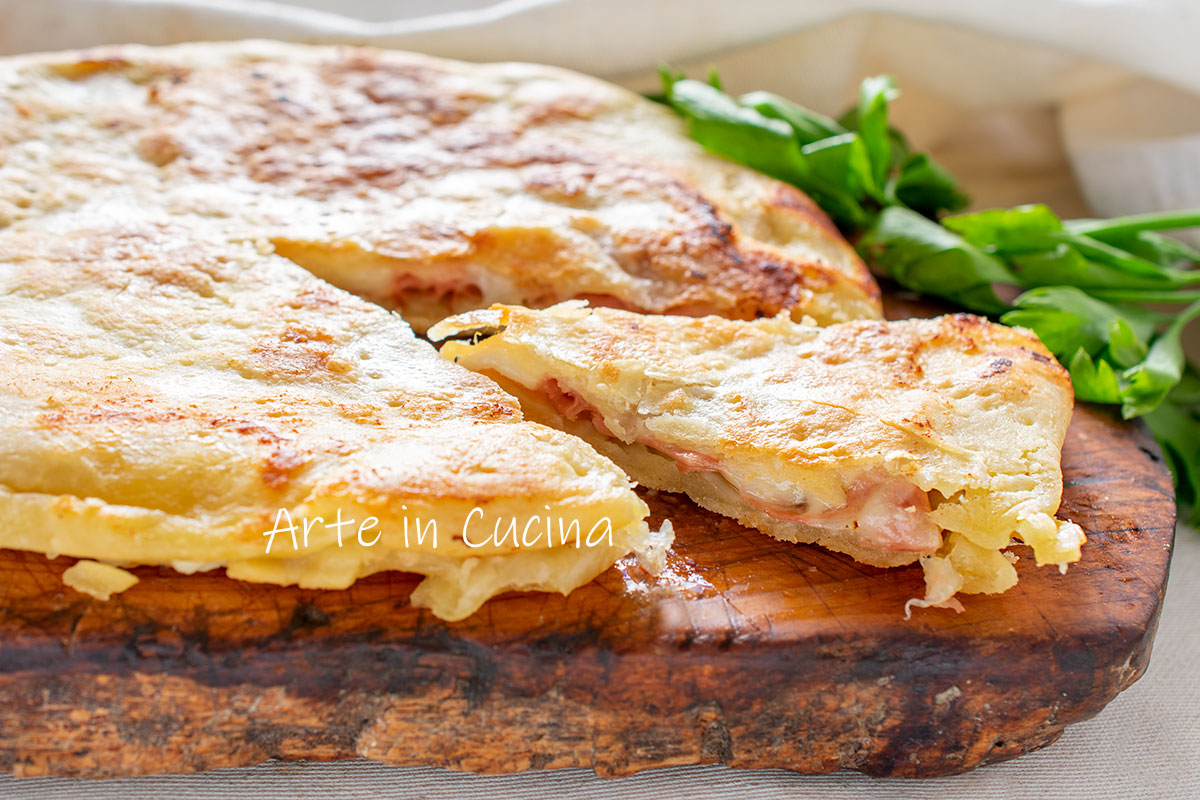 Rustikale Torte mit Mortadella in der Pfanne