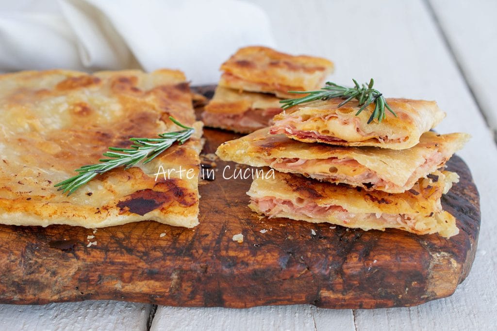 Rustikaler Kuchen mit Schinken und Provola in der Pfanne
