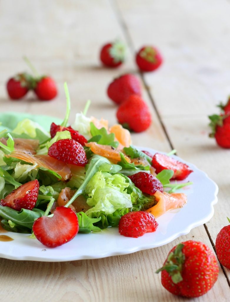 Lachs- und Erdbeersalat