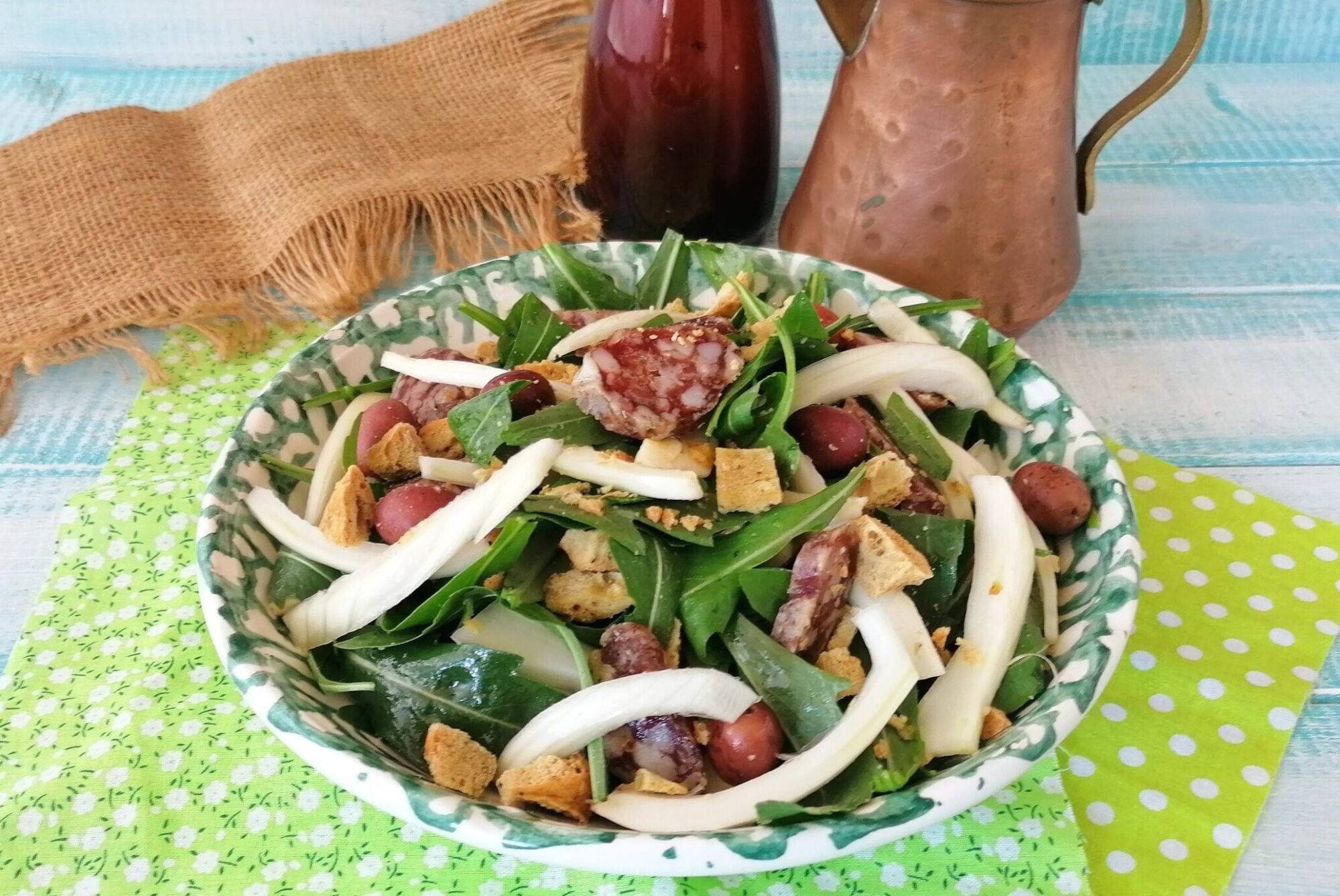 FRISCHER UND LECKERER SALAT MIT GEREIFTER WURST