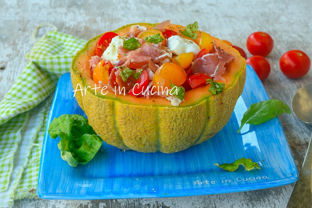 Salat in der Melone mit Speck und Mozzarella