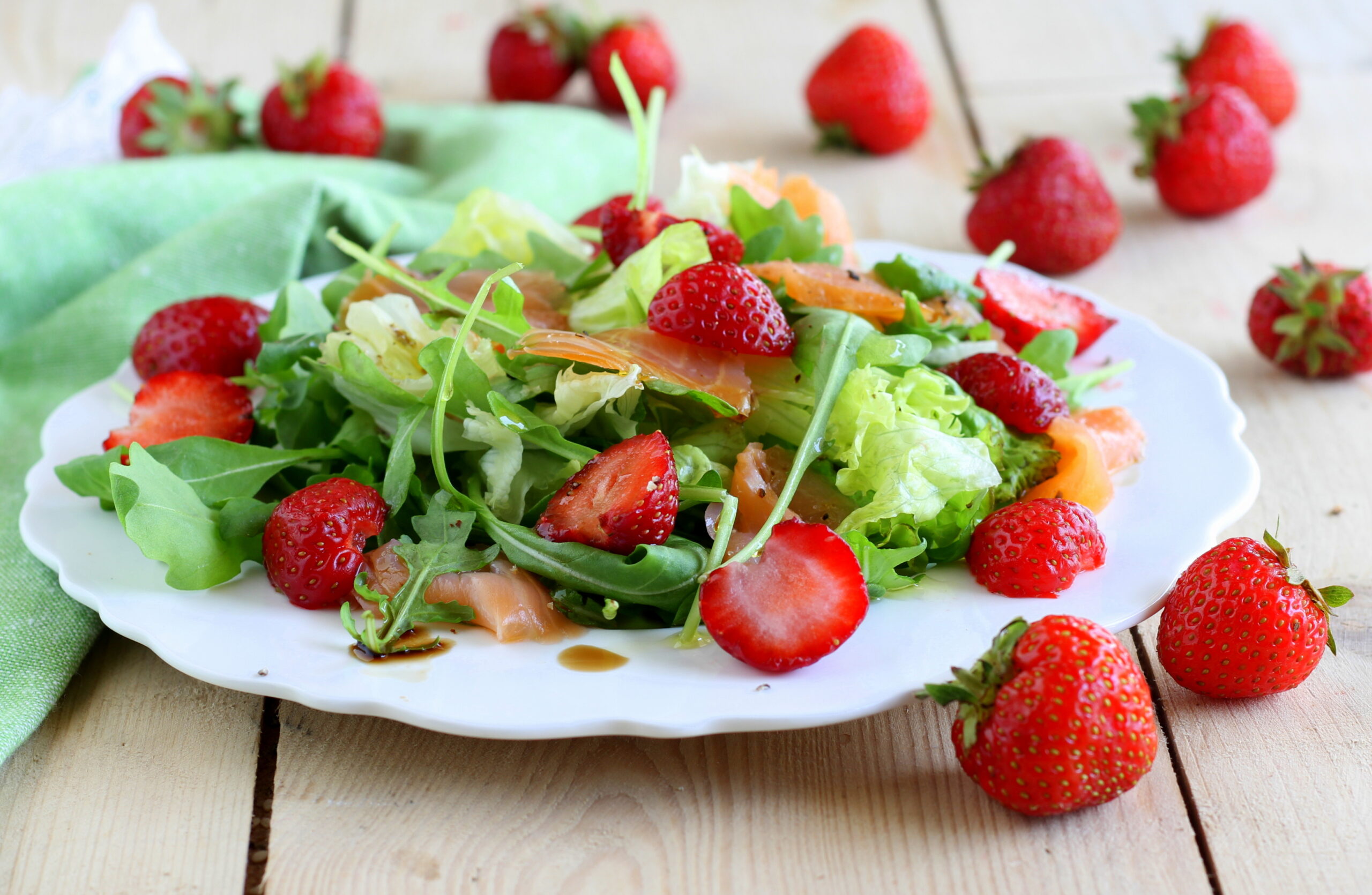 Lachs- und Erdbeersalat