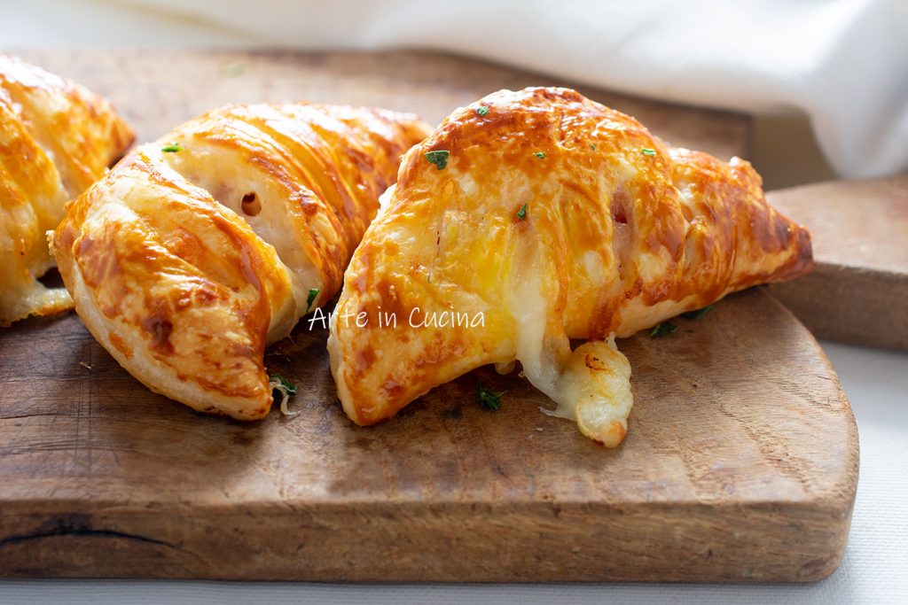 Salzige Blätterteigmuscheln mit Speck und Provola