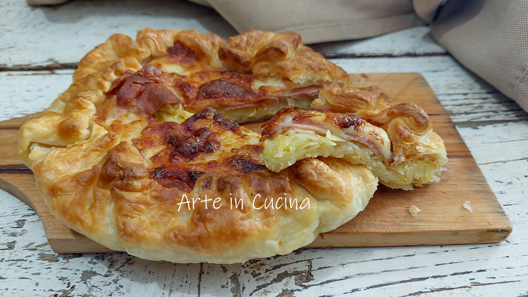 HERZHAFTER KUCHEN MIT KARTOFFELN UND MORTADELLA mit Blätterteig