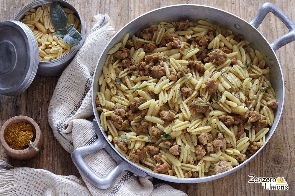 sardische Gnocchetti mit Wurst und Curry