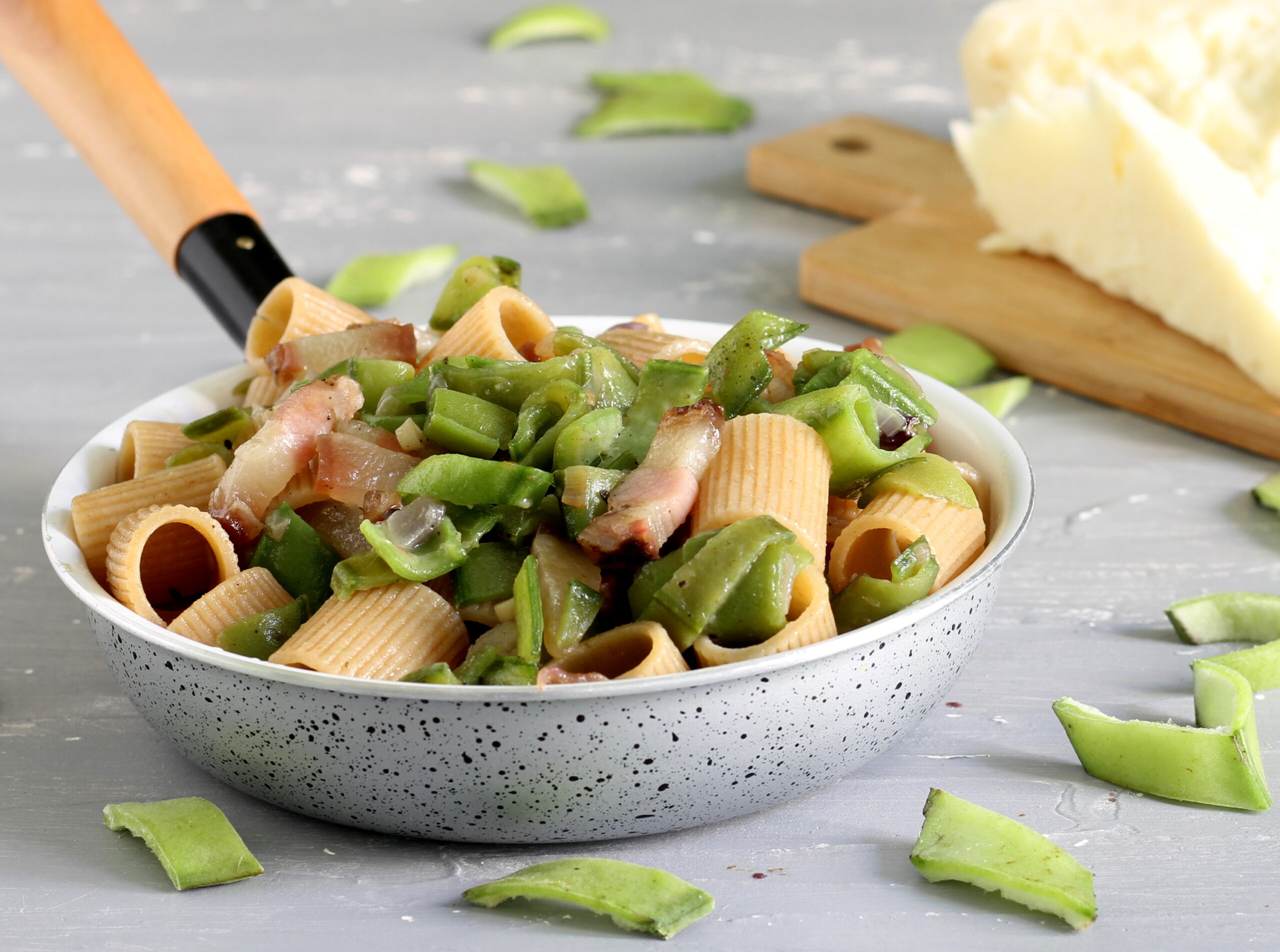 Kurze Röhrennudeln mit Saubohnenhülsen