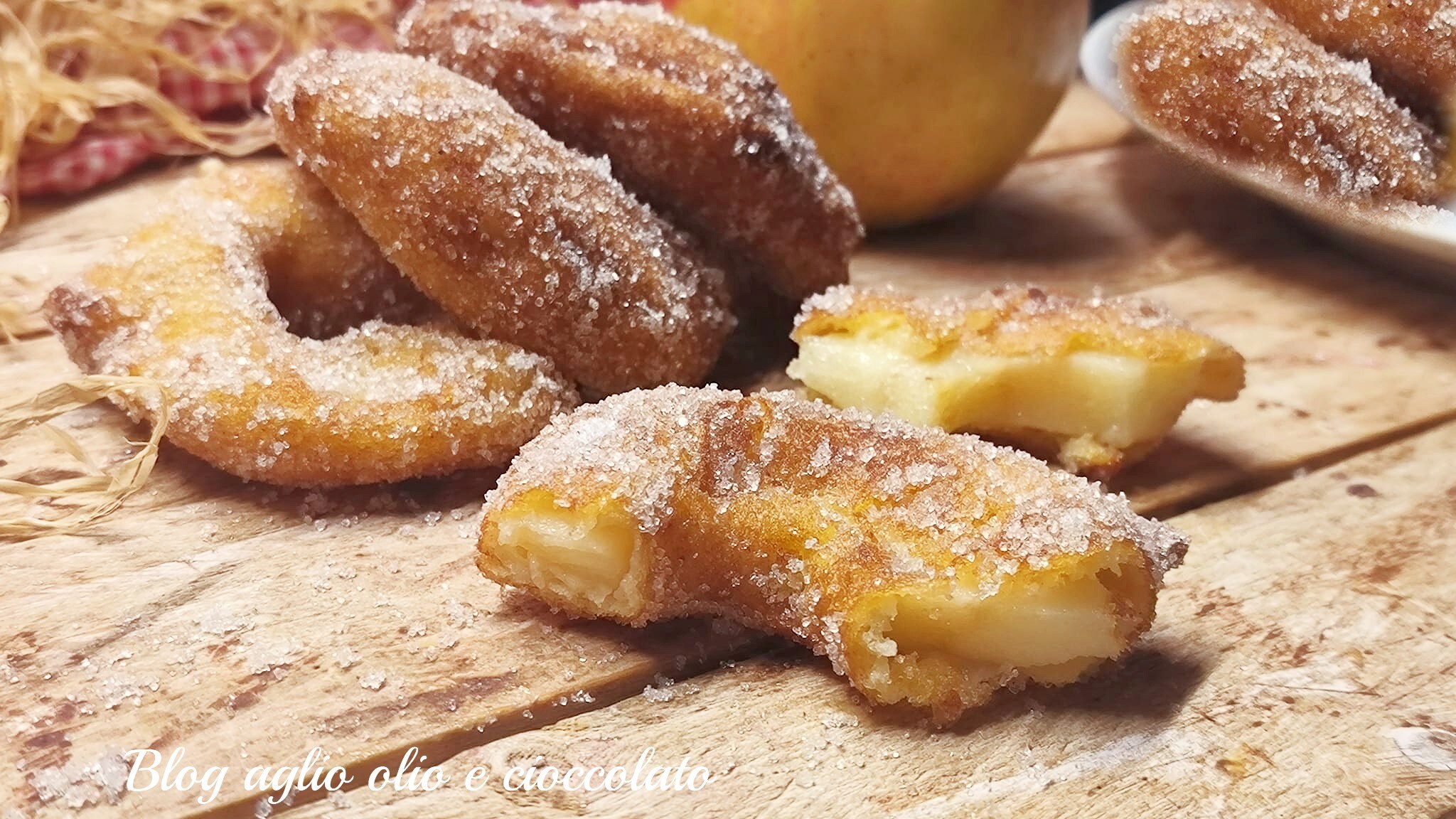 SCHNELLE APFELRINGE IM TEIGMANTEL