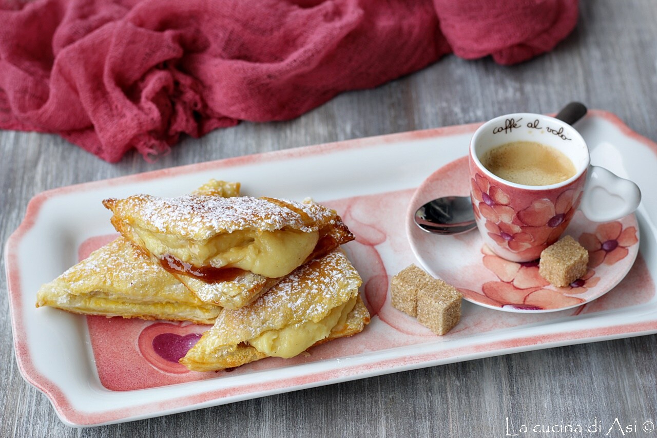 Schnelle Blätterteigdreiecke mit Creme und Marmelade