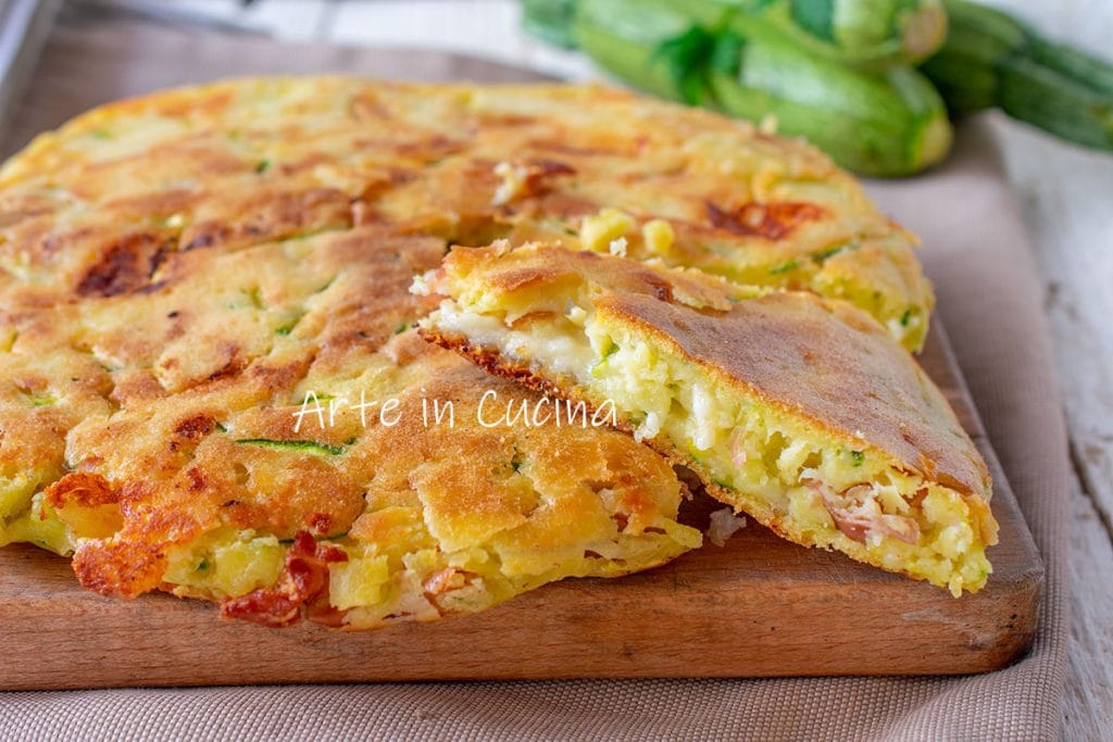 Schneller herzhafter Kuchen mit Zucchini und Mortadella