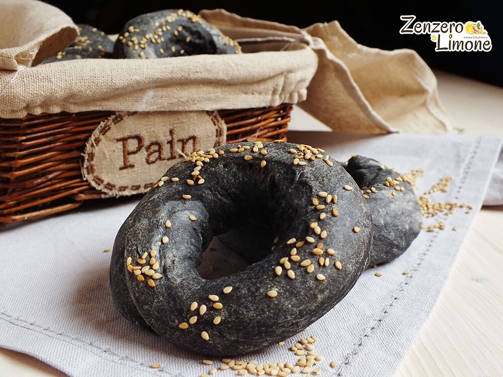 Schwarzbrotkringel mit Pflanzenkohle