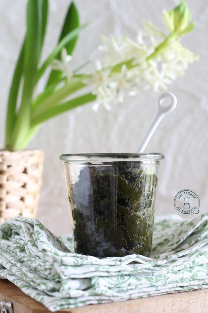 schwarzkohl-Pesto mit Knoblauch und Sardellen im Glasgekocht