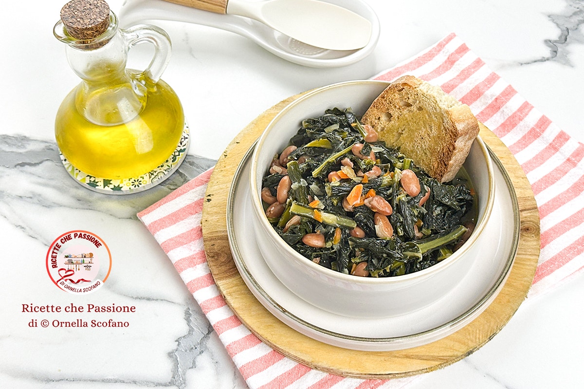 Schwarzkohlsuppe mit Bohnen in der Pfanne