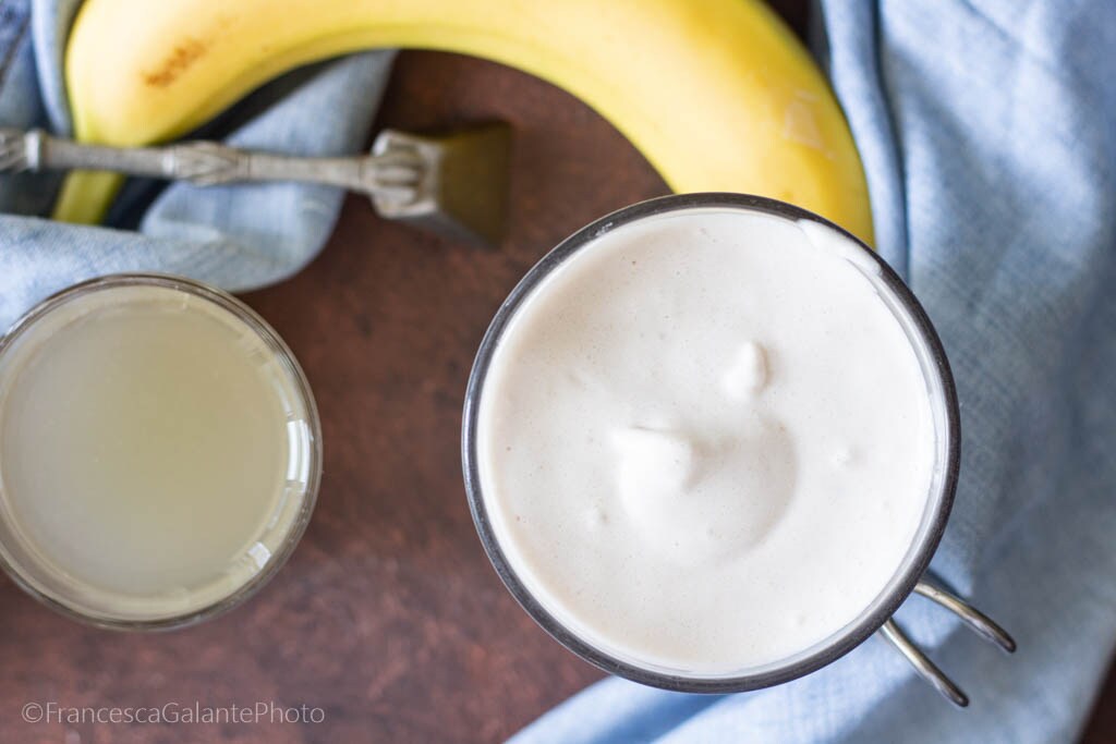 Gefrorener Bananen-Mandelmilch-Shake