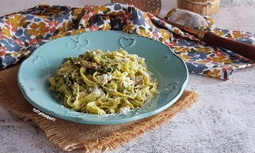 Fettuccine mit Speck, Spargel und Ricotta
