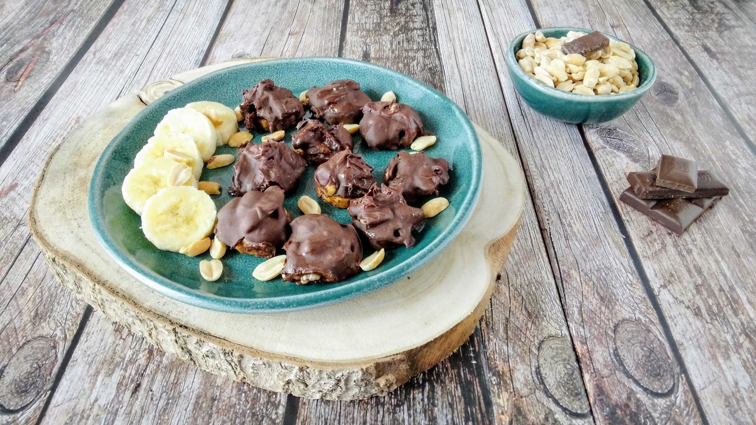 Snack mit Banane, Erdnüssen und Schokolade: die gewinnende Kombination für Snack-Liebhaber
