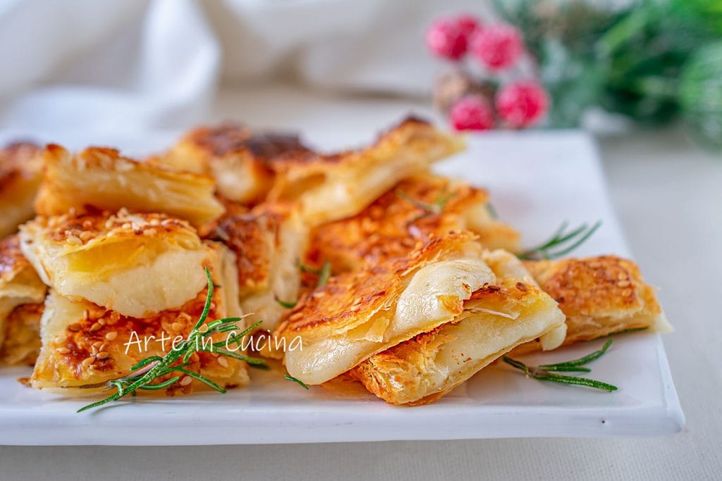 Snacks mit Blätterteig, Parmesan und Provola