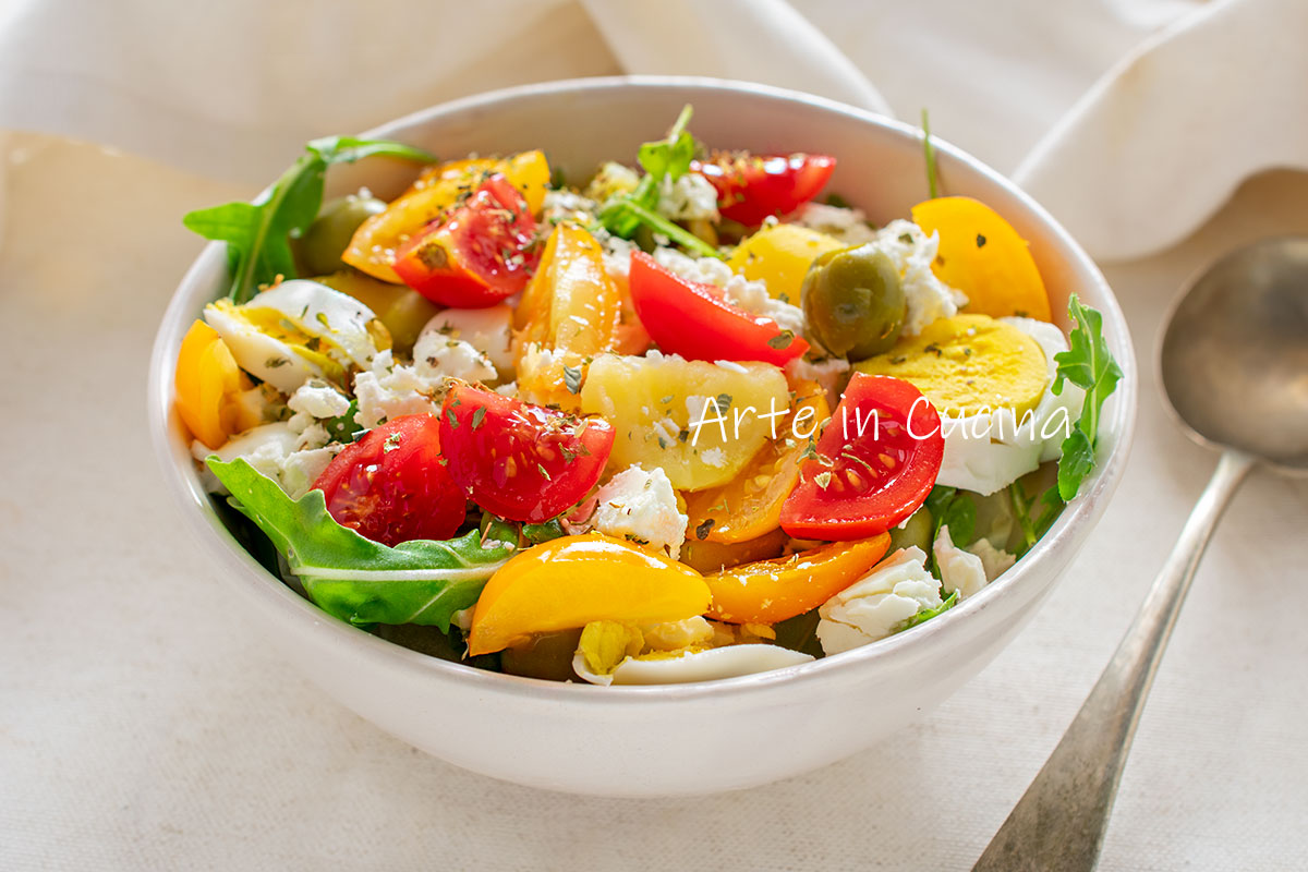 SOMMERLICHER KARTOFFELSALAT MIT EIER UND GRIECHISCHEM FETA