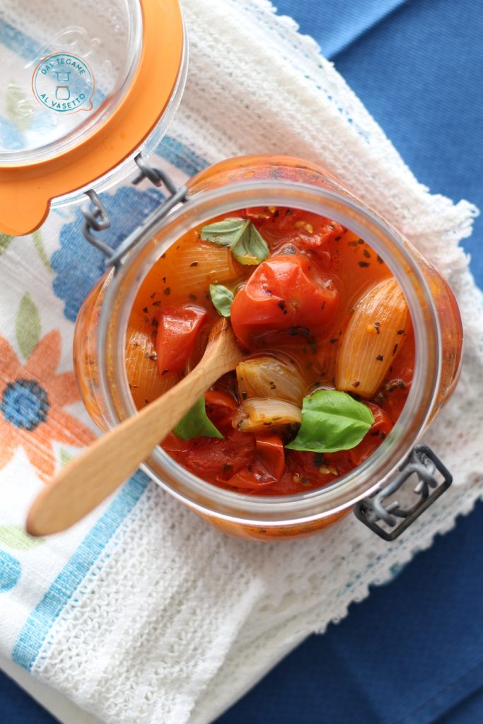 frische Tomatensoße mit Zwiebel und Basilikum im Glas in der Mikrowelle gegart