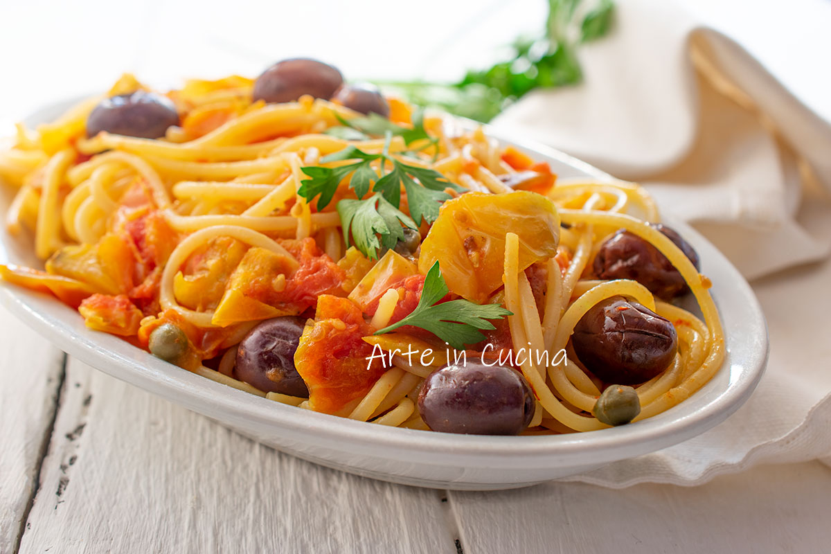 Spaghetti mit gelben Tomaten und Oliven