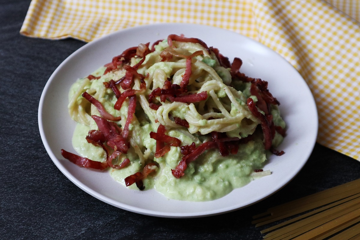 Spaghetti mit Avocadocreme und Speck