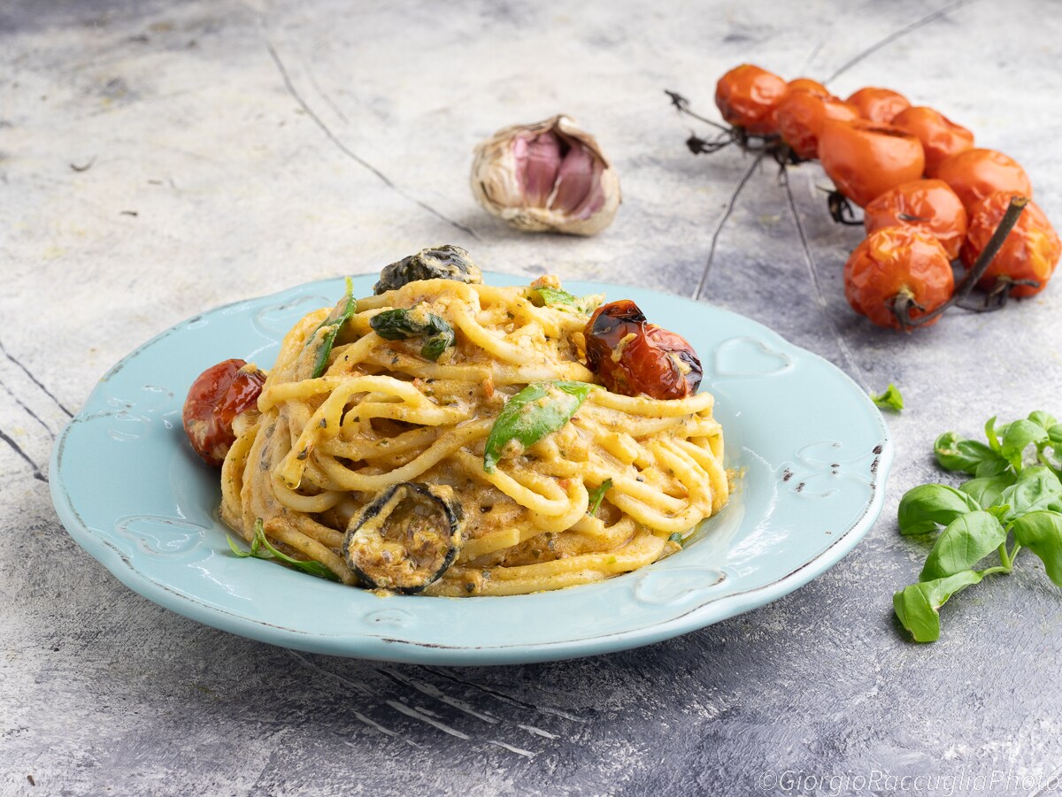 Spaghetti mit Zucchini-Pesto und Kirschtomaten