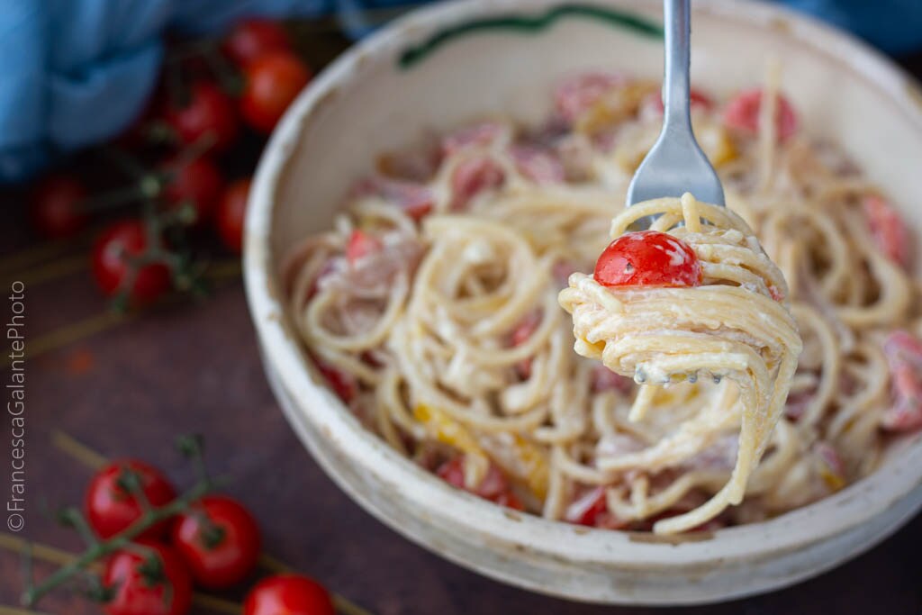 Spaghetti-Salat mit Stracciatella, Kirschtomaten und Speck