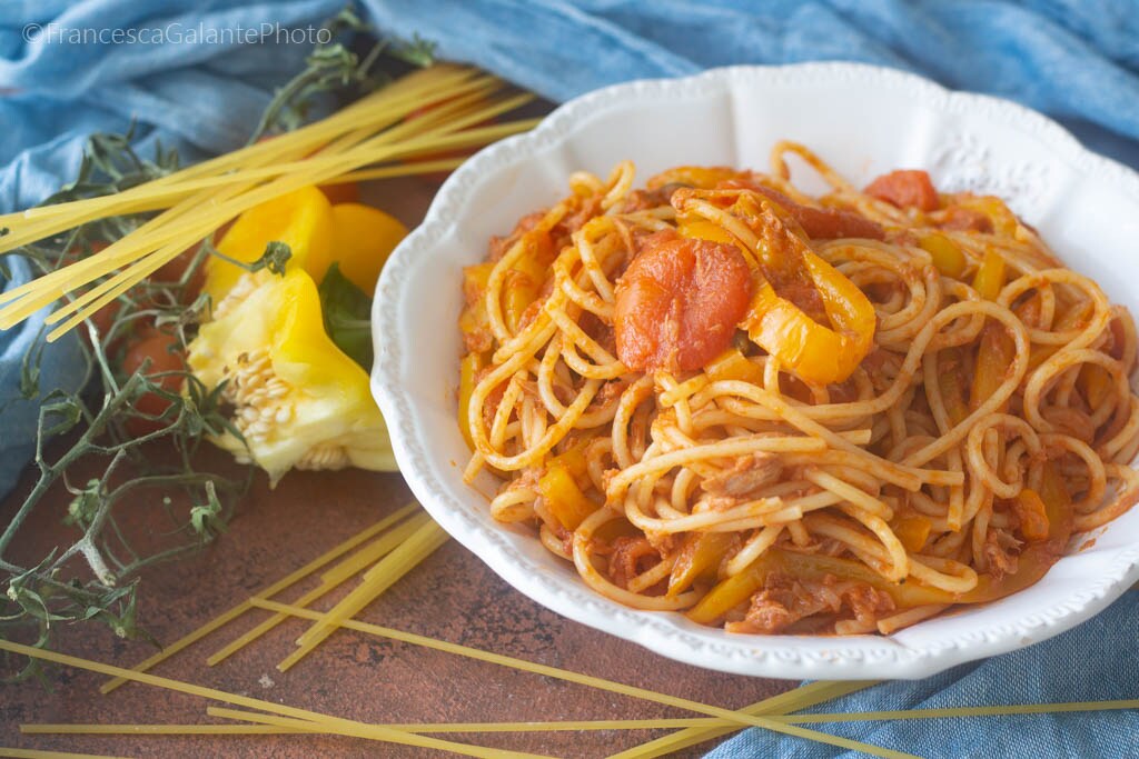 Spaghetti mit Thunfisch, Tomaten und Paprika