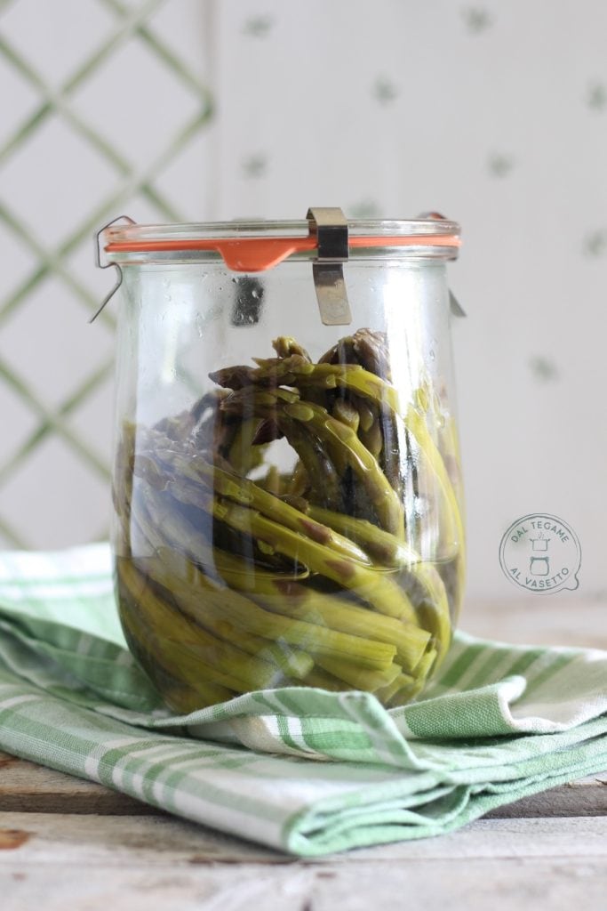 ganze Spargel im Glas in der Mikrowelle gekocht