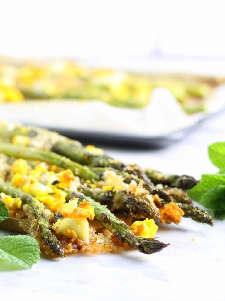 Überbackener Spargel mit hartgekochtem Ei