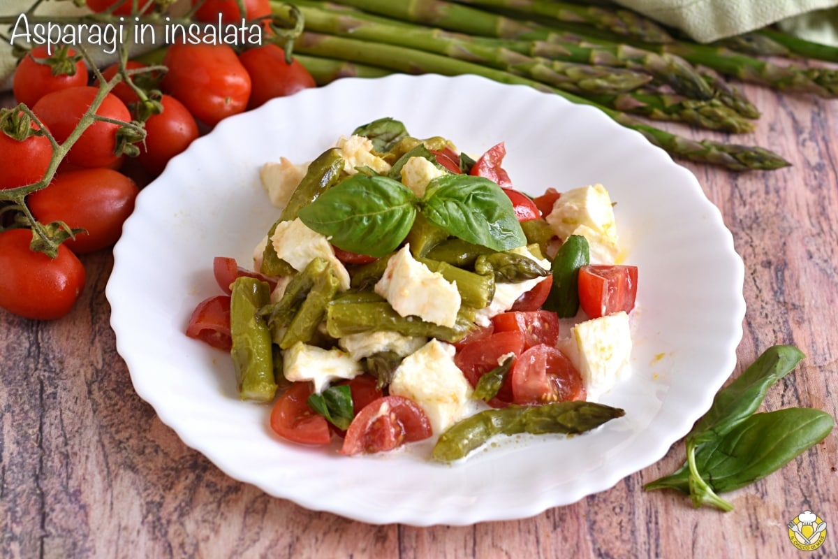 Spargelsalat mit Büffelmozzarella und Kirschtomaten