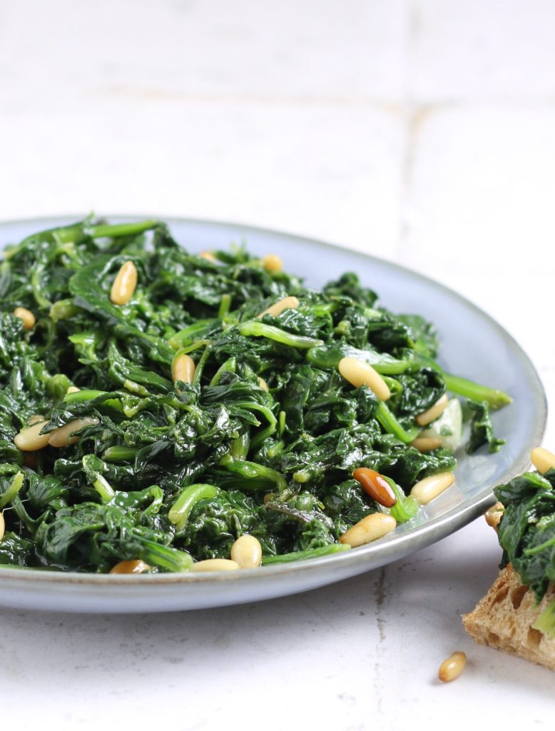 In der Pfanne sautierter Spinat mit Knoblauch und Pinienkerne: