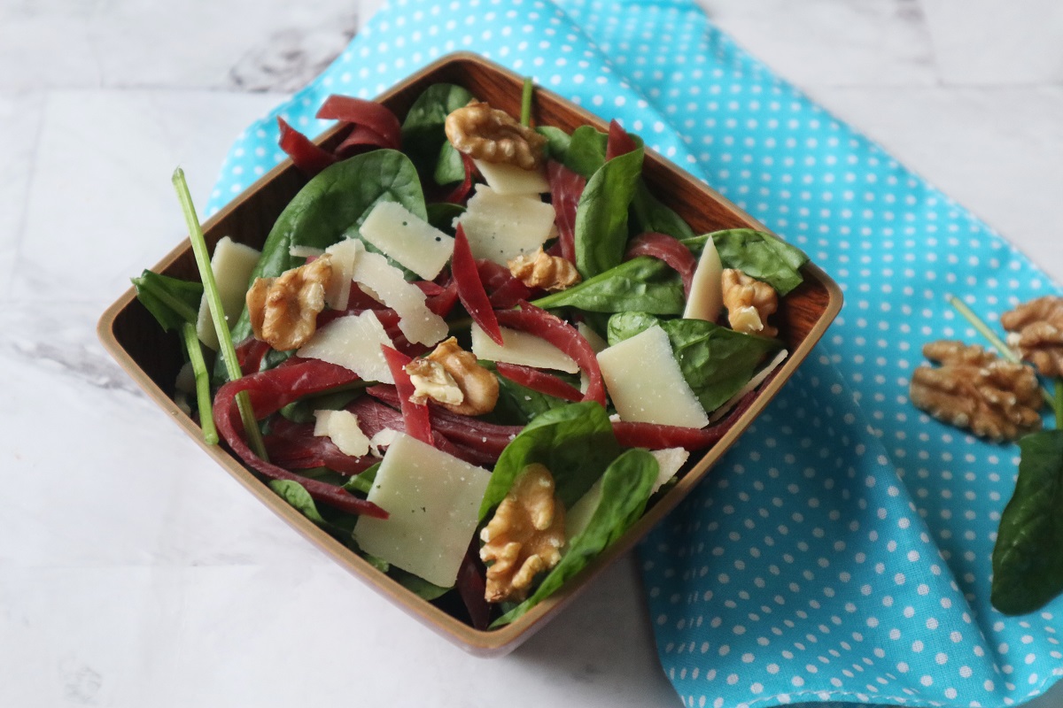 Spinatsalat mit Bresaola, Grana und Walnüssen