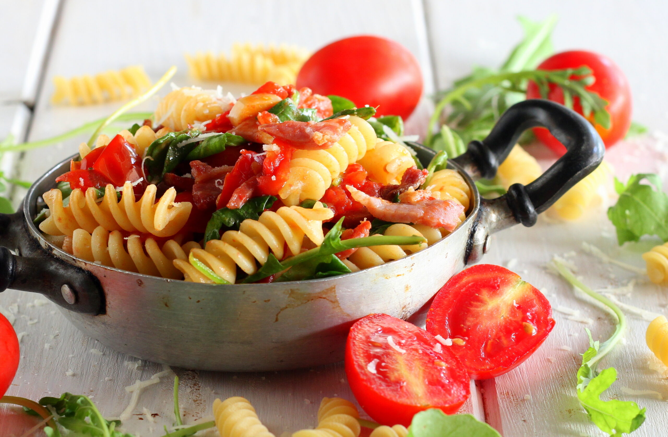 Fusilli mit Rucola, Speck und Kirschtomaten