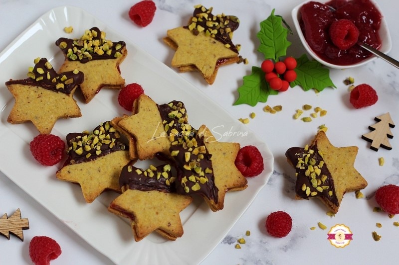 Leckere Mürbeteigkekse mit Pistazien und Himbeeren