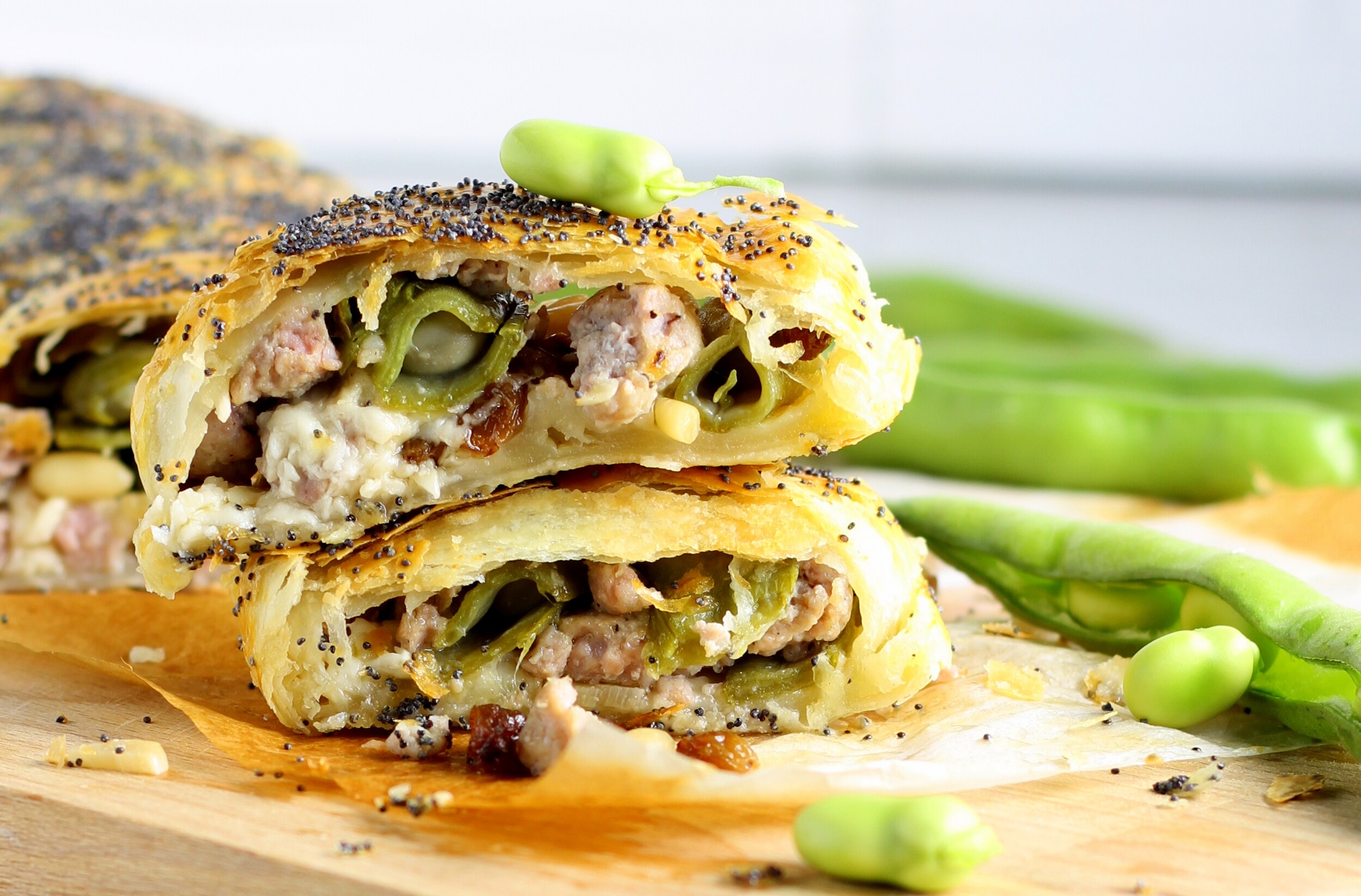 Herzhafter Strudel mit Favabohnenhülsen