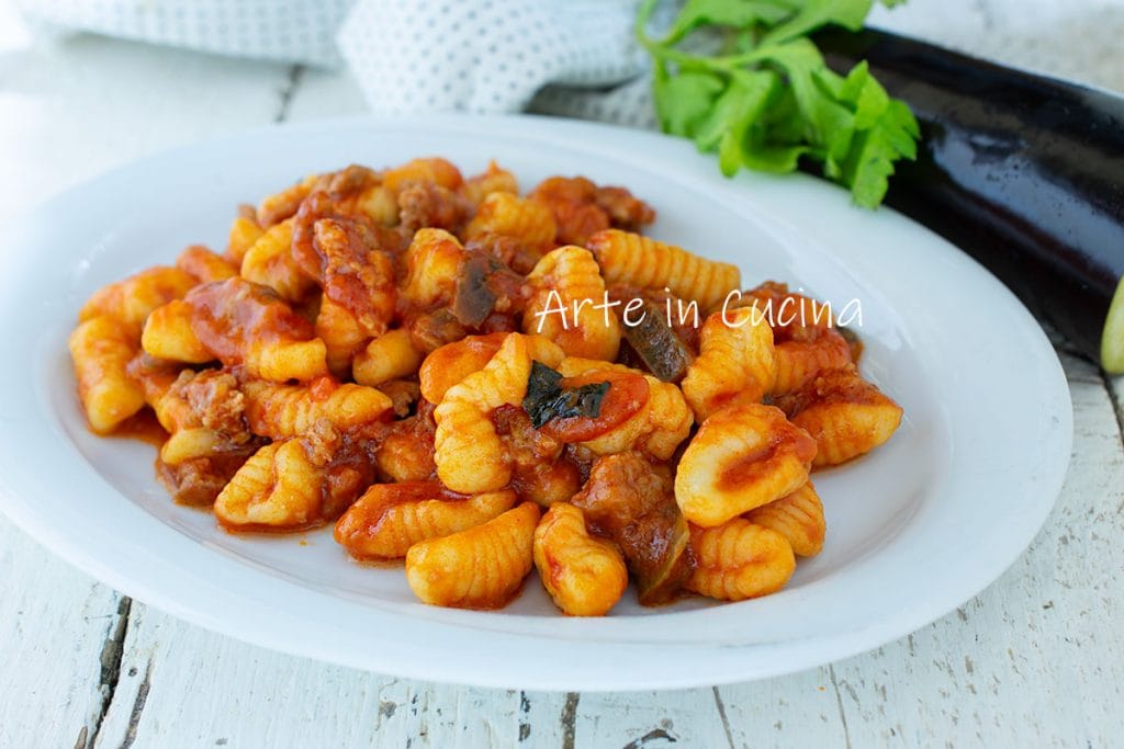 Neapolitanische Gnocchi mit Wurst und Auberginen