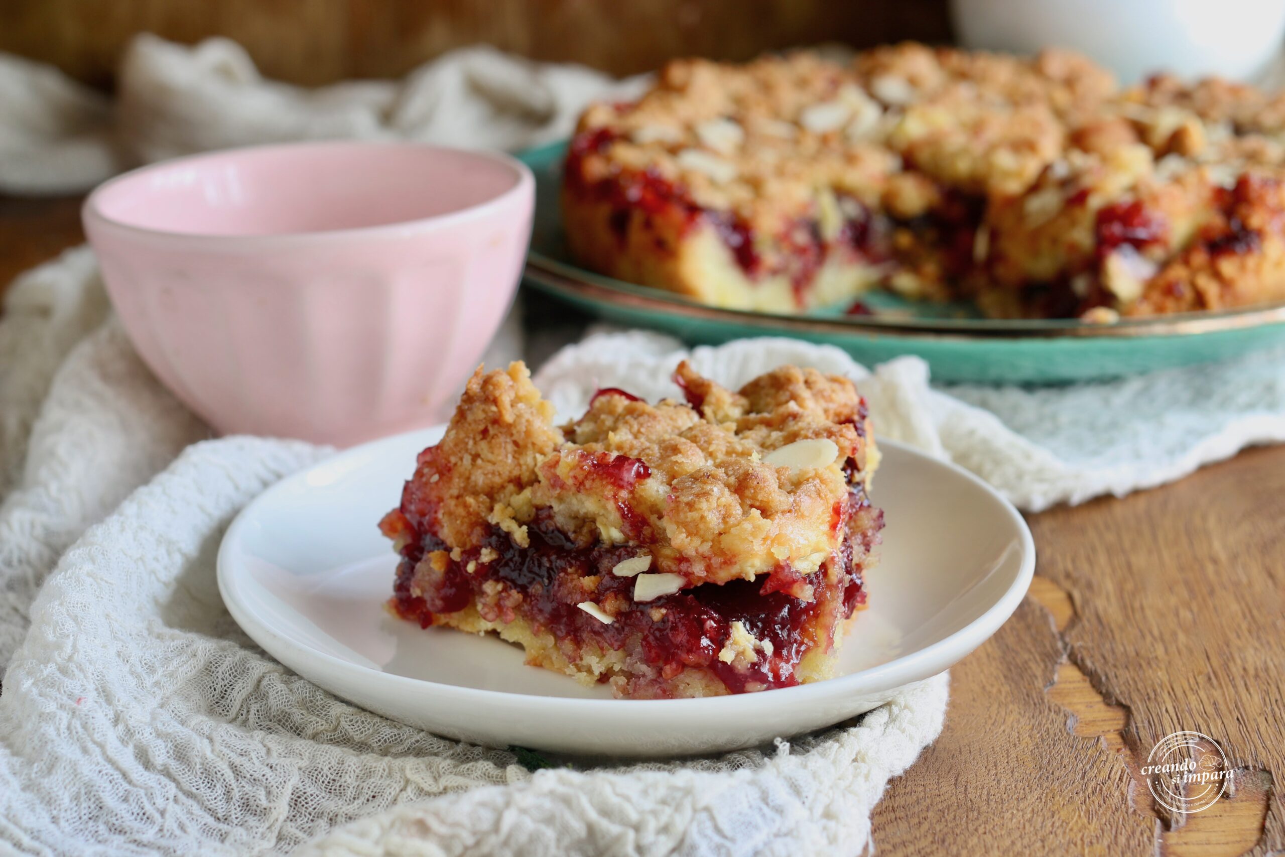 Streuselkuchen mit Marmelade und weißer Schokolade