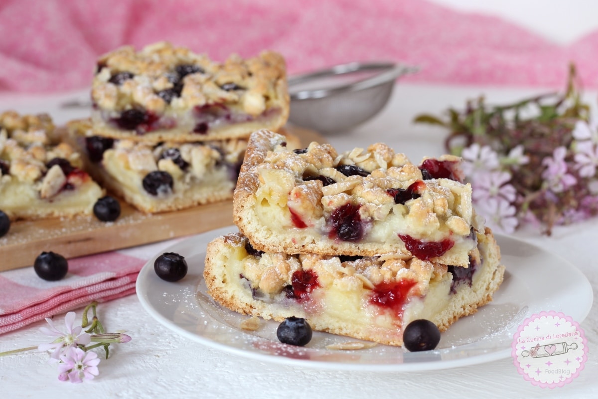 STREUSELKUCHEN MIT CREME UND HEIDELBEEREN der Kuchen, der alle begeistert