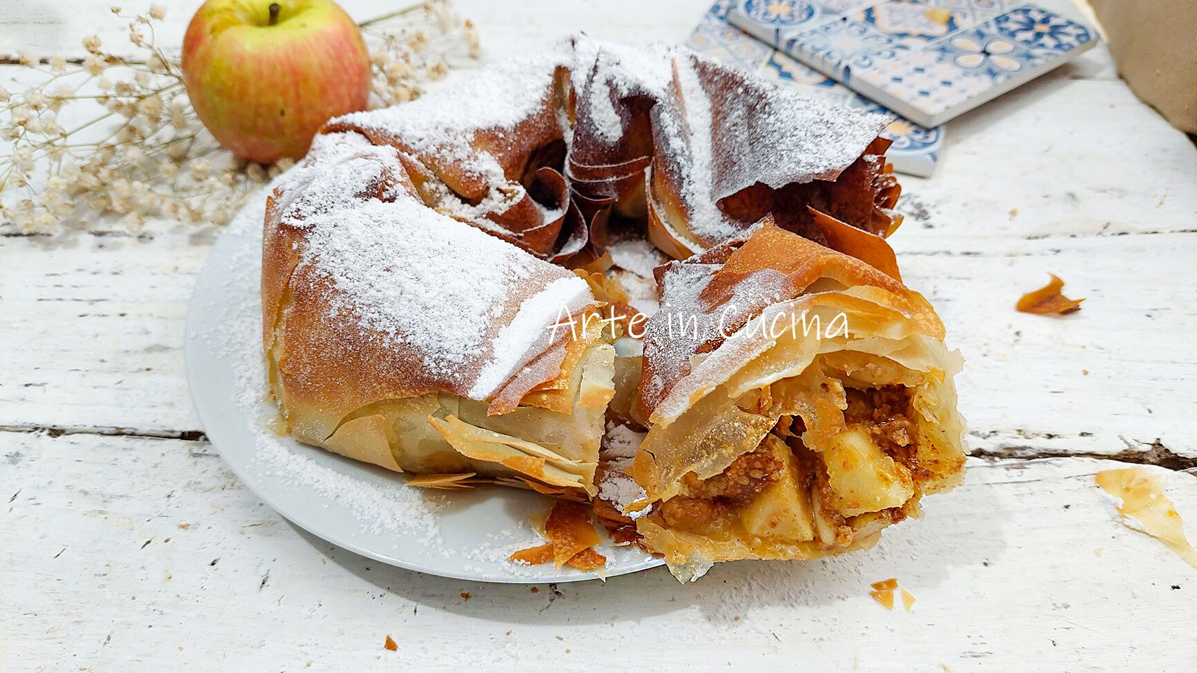 STRUDELKRANZ AUS FILLOTEIG mit ÄPFELN und Amaretti