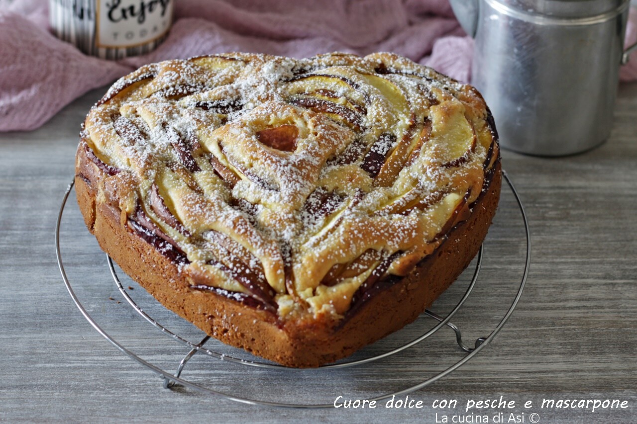 Süßes Herz mit Pfirsichen und Mascarpone