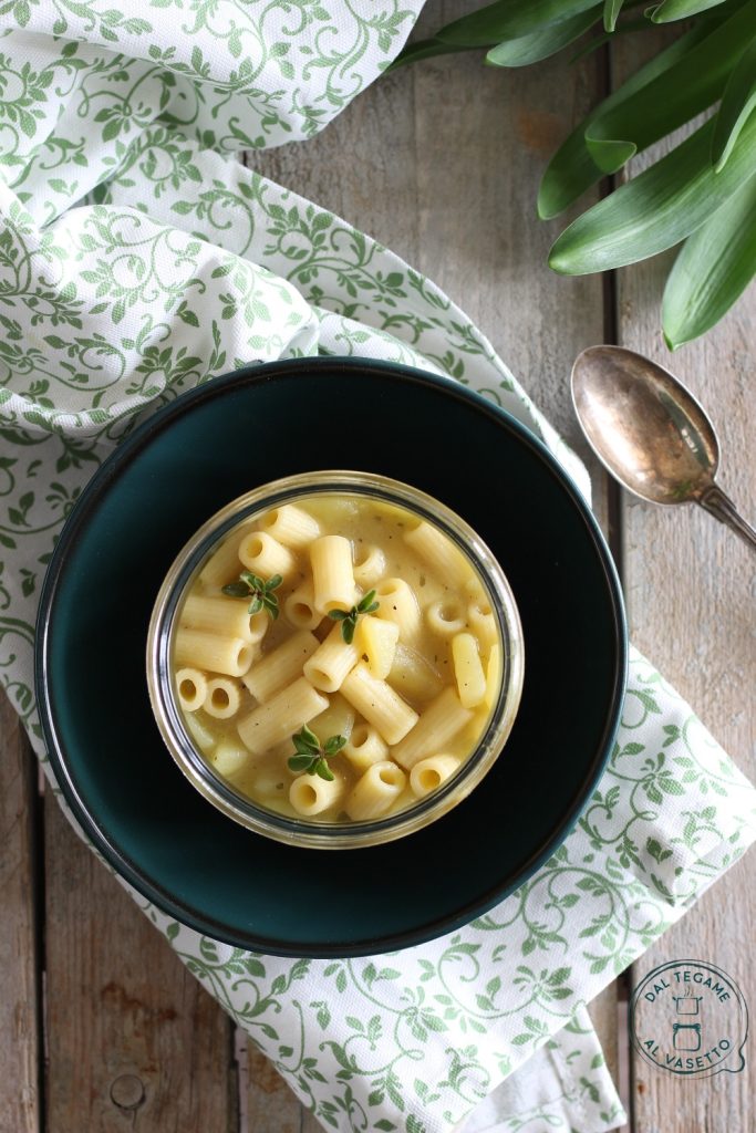 Pasta mit Lauch und Kartoffeln im Glas im Mikrowelle mit der Technik der Glaskochung zubereitet