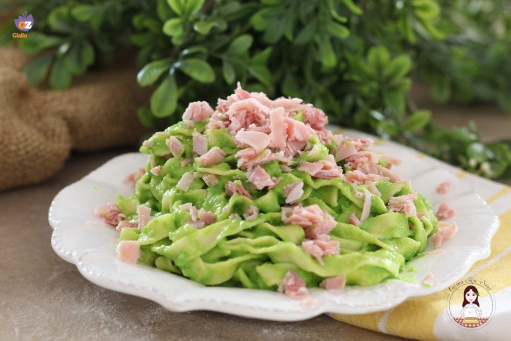 Tagliatelle mit Erbsencreme und gekochtem Schinken