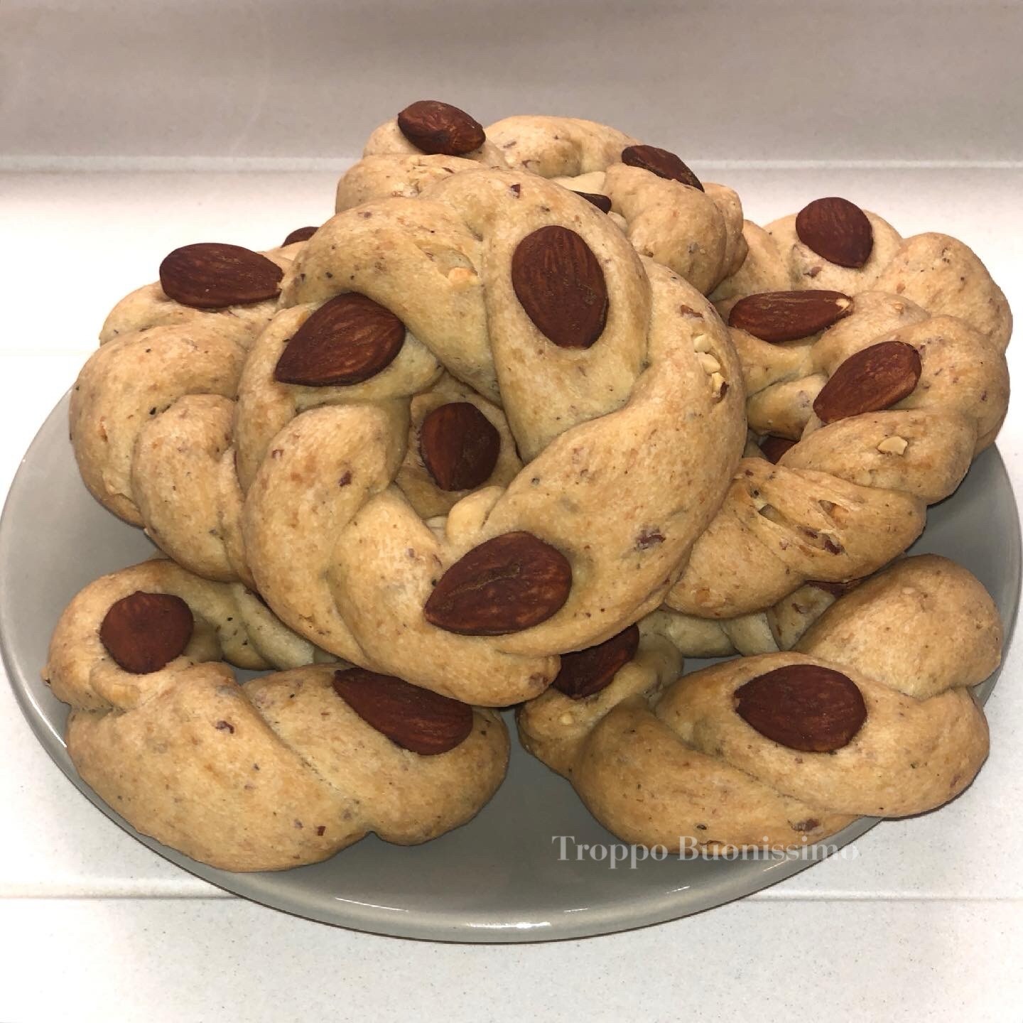Neapolitanische Taralli mit Schmalz und Pfeffer: Knusprig und Schmackhaft für jede Gelegenheit