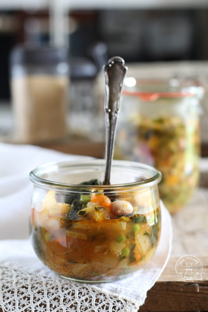 tiefgekühlter Minestrone im Mikrowellenglas gekocht