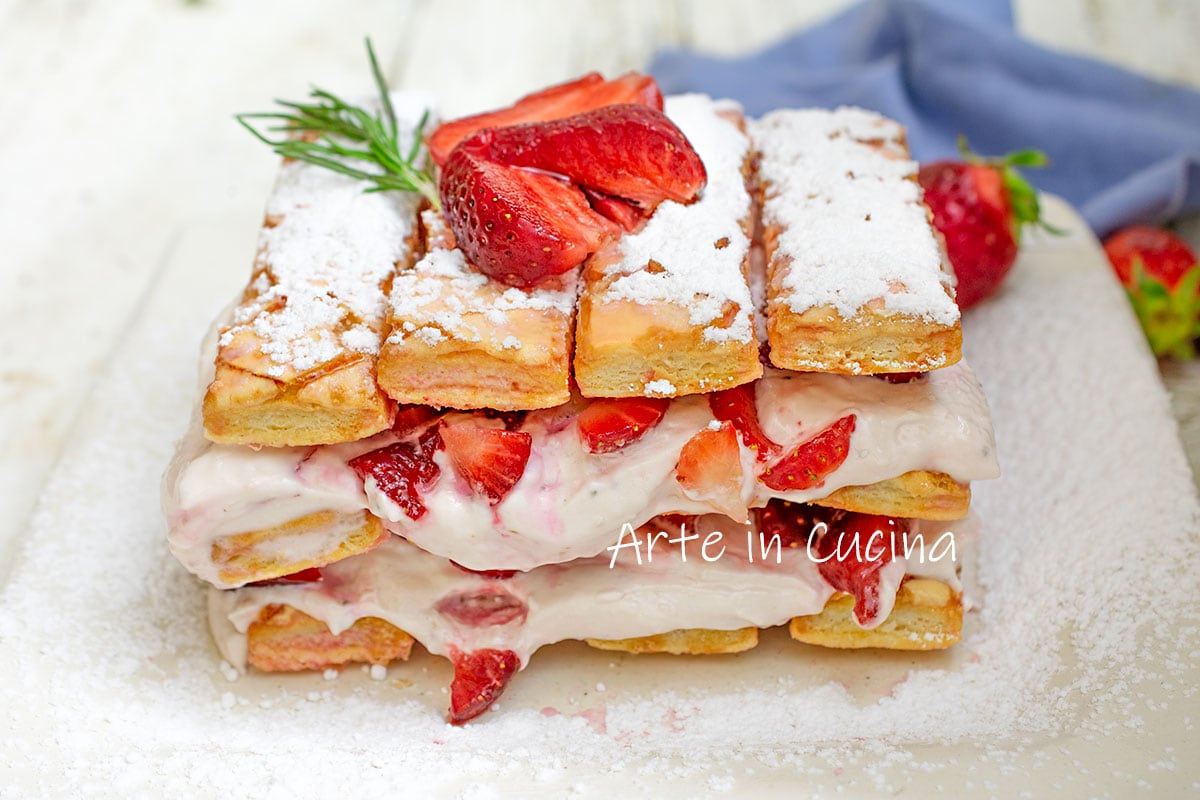 TIRAMISU mit BLÄTTERTEIGPLÄTZCHEN und Erdbeeren