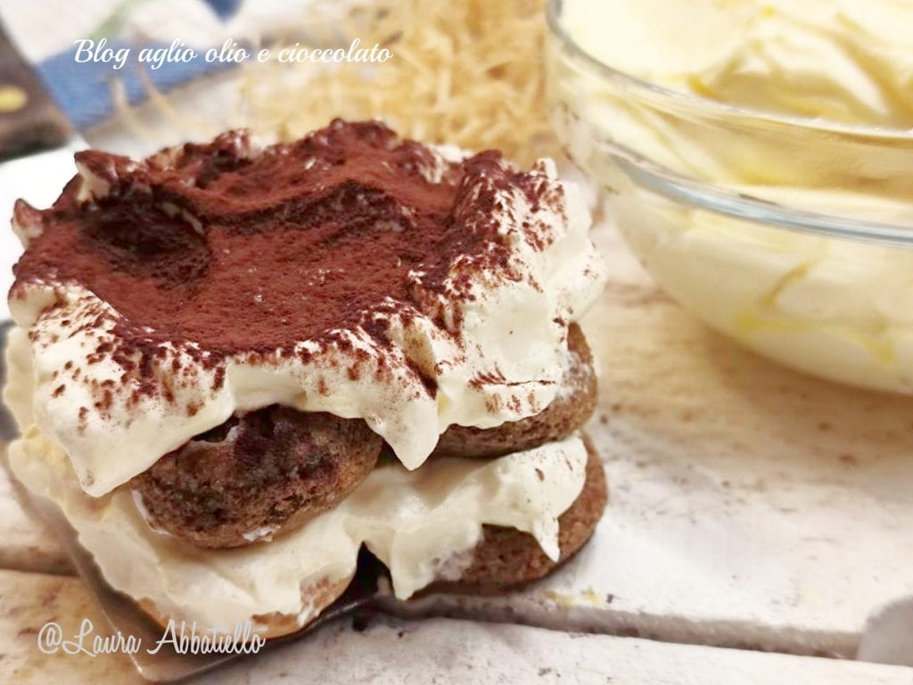 Klassisches Tiramisu-Rezept mit im Wasserbad pasteurisierten Eiern und wir genießen den Nachtisch ohne Risiko, ein Klassiker der Konditorei, der in all seinen Varianten von allen geliebt wird